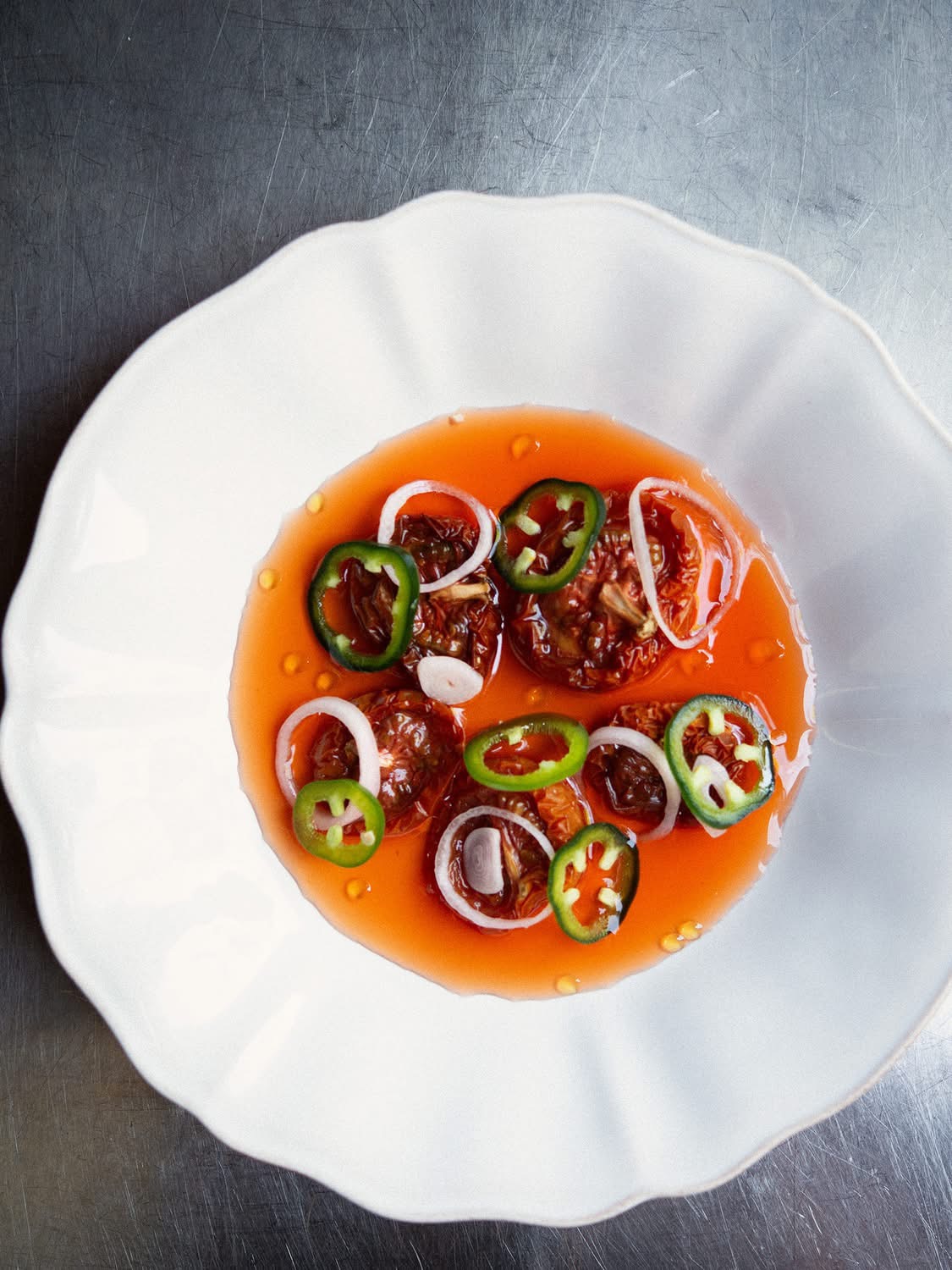 Soltorkade tomater i tomatvatten med jalapeño och schalottenlök