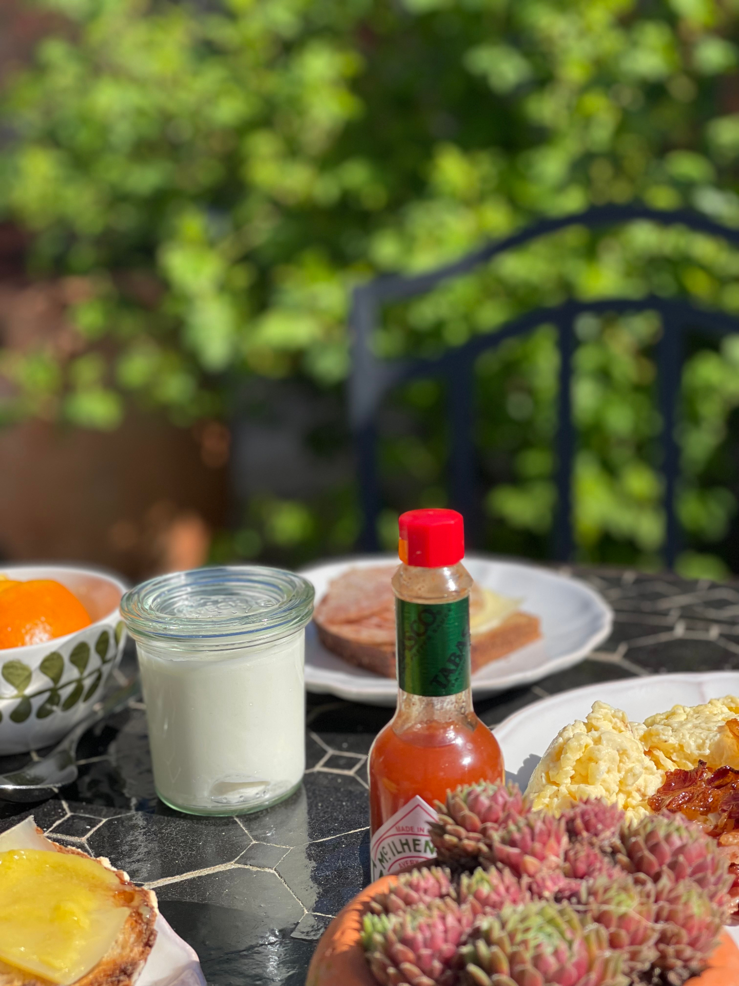 Frukostbord med surdegsbröd, ost, sylt och kaffe